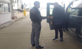 Conducea un microbuz de rută utilizând certificat de competență fals cu care a încercat să traverseze frontiera cu România